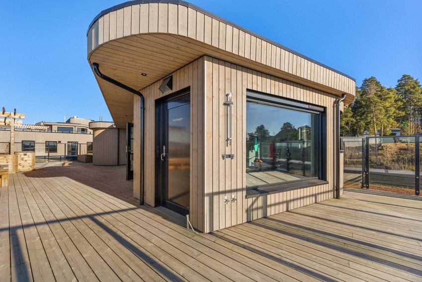 Saunaen bookes enkelt gjennom en app slik du kan ha saunaen alene, eller sammen med venner. Galleribilde