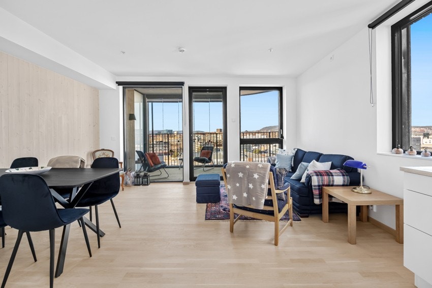 De store vindusflatene fra tre himmelretningene sørger for en lys og luftig atmosfære! Galleribilde