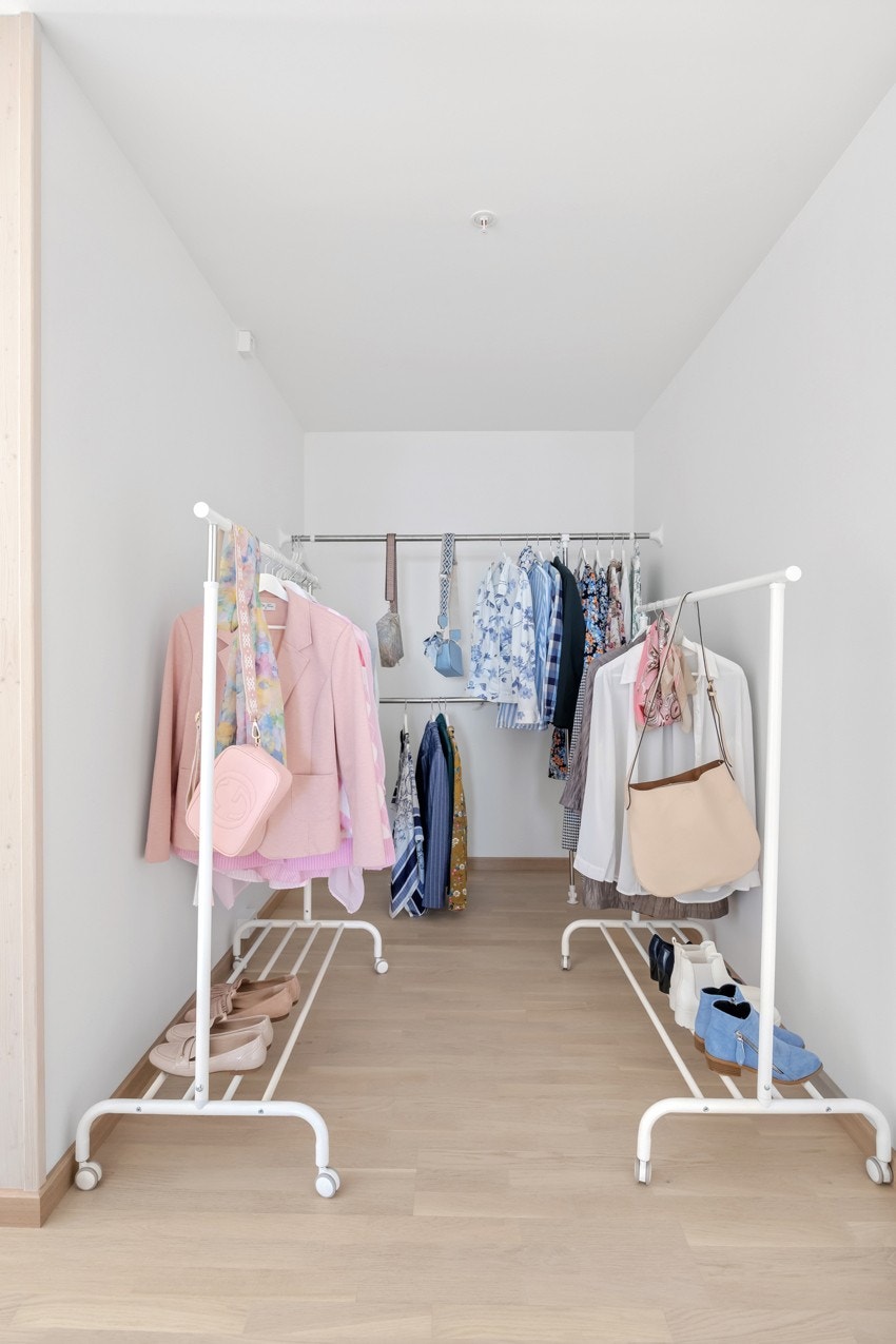 Walk-in med muligheter for gode oppbevaringsløsninger. Galleribilde