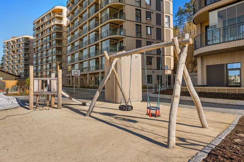 På bakkeplan finner man flere lekeområder med blant annet naturlekeplass. Galleribilde