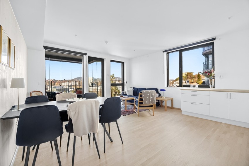 Moderne, gjennomgående leilighet beliggende i fjerde etasje med heisadkomst. Galleribilde