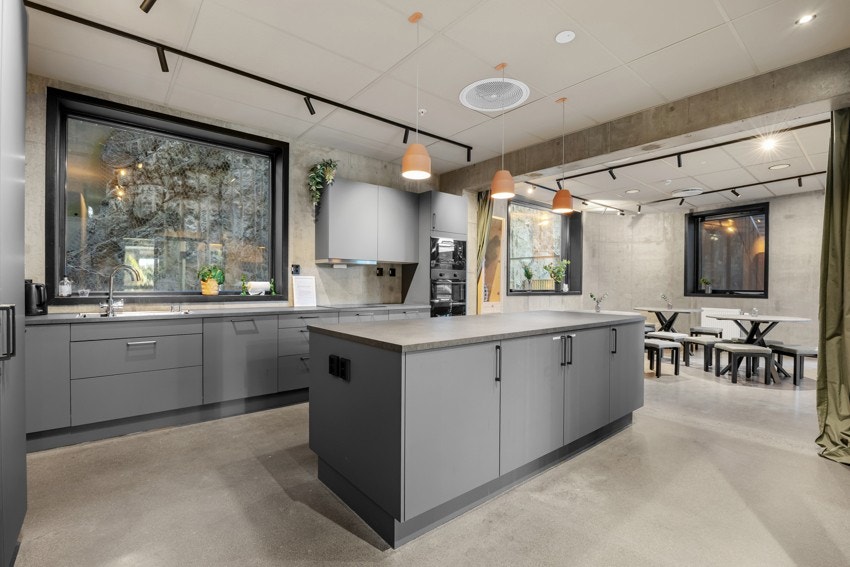 Videre er det laget et stort selskapslokale som kan bookes til private selskaper, eller delta på arrangementer som vaffelsøndag og fotballkamp. Galleribilde