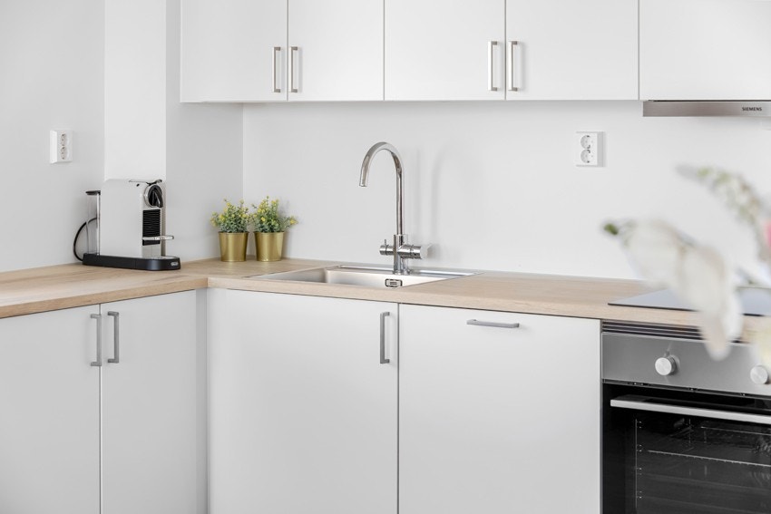 Kjøkkenet er utstyrt med integrerte hvitevarer som stekeovn, platetopp, oppvaskmaskin og kjøleskap med frysedel som medfølger handelen. Galleribilde