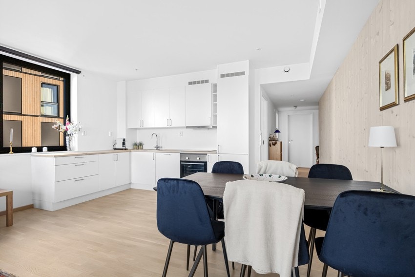 Kjøkkenet ligger i en åpen og sosial planløsning med stuen. Galleribilde