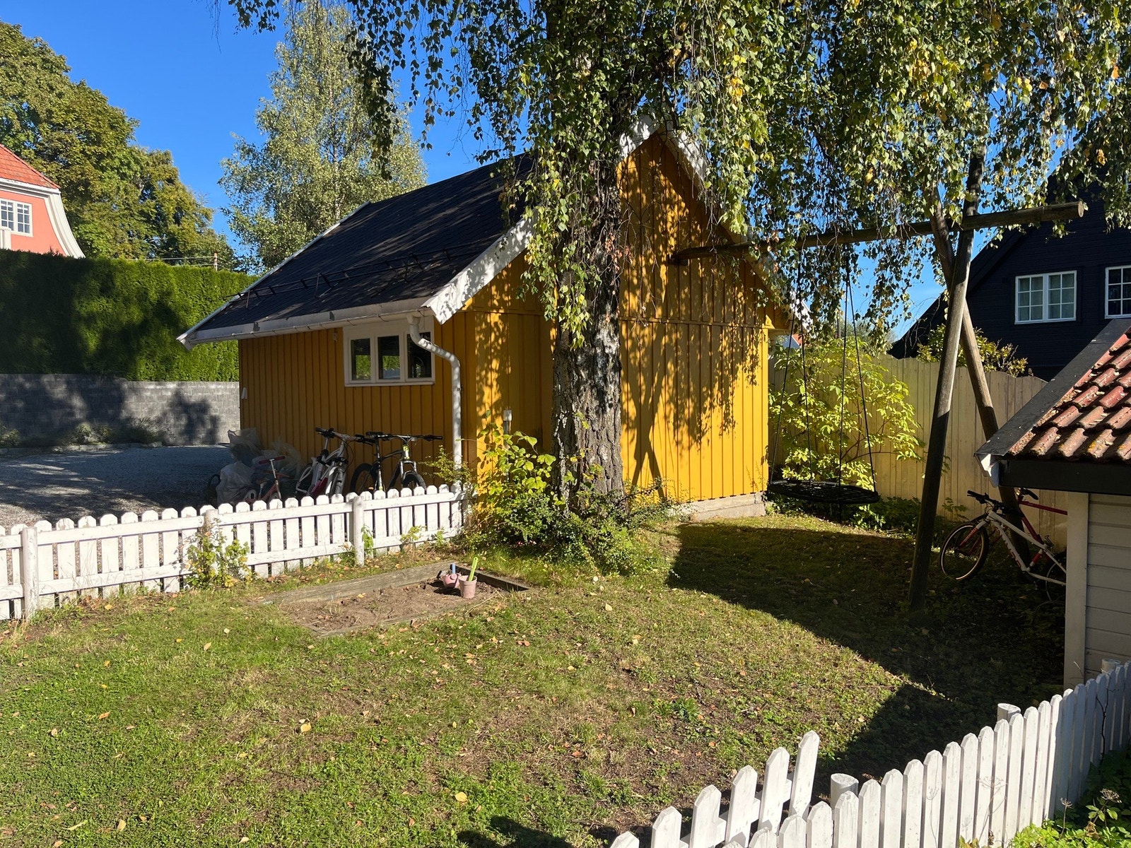 Felles lekeplass med sandkasse og huskestativ. Galleribilde