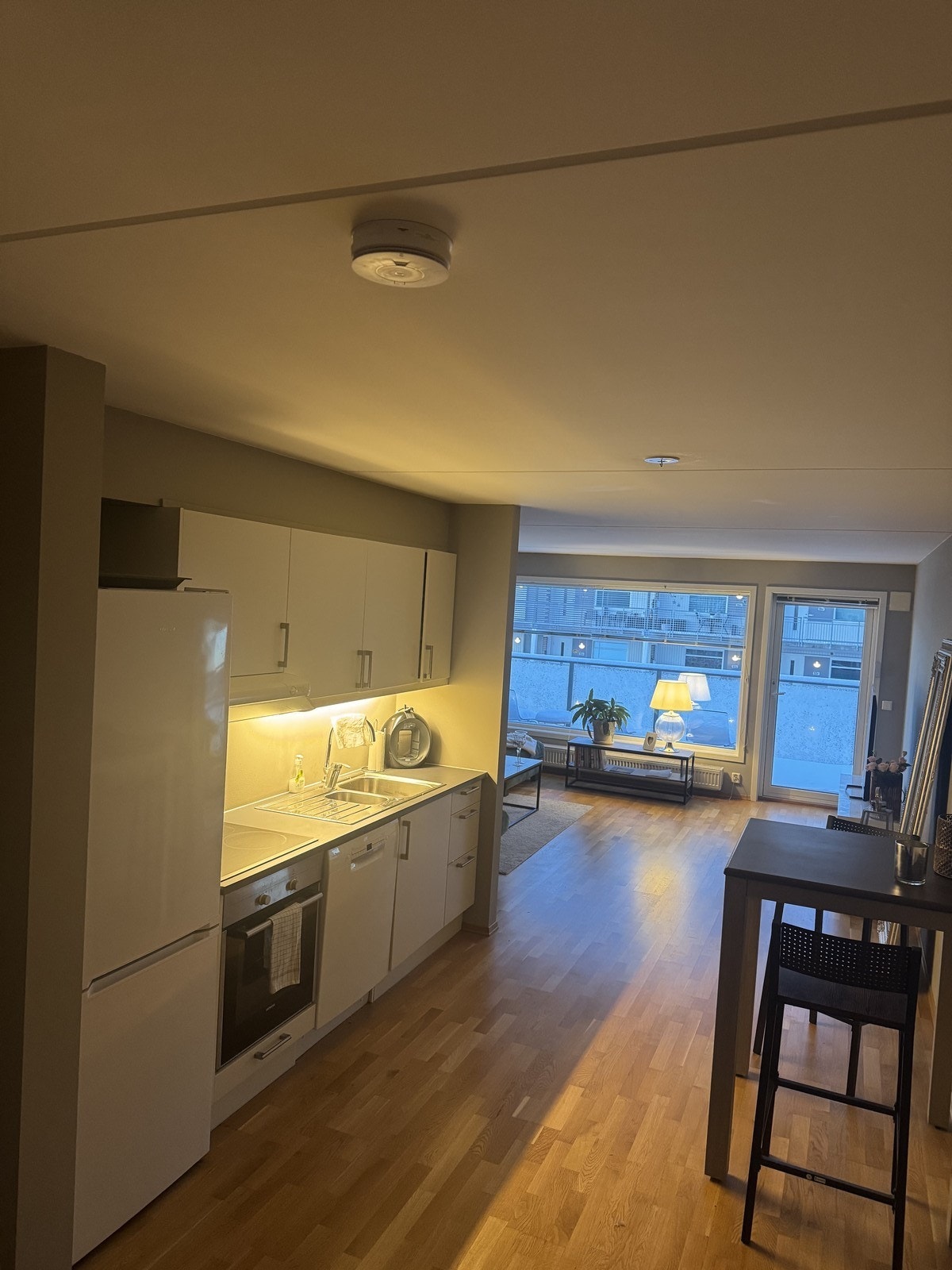 Kjøkken med hvitevarer Galleribilde