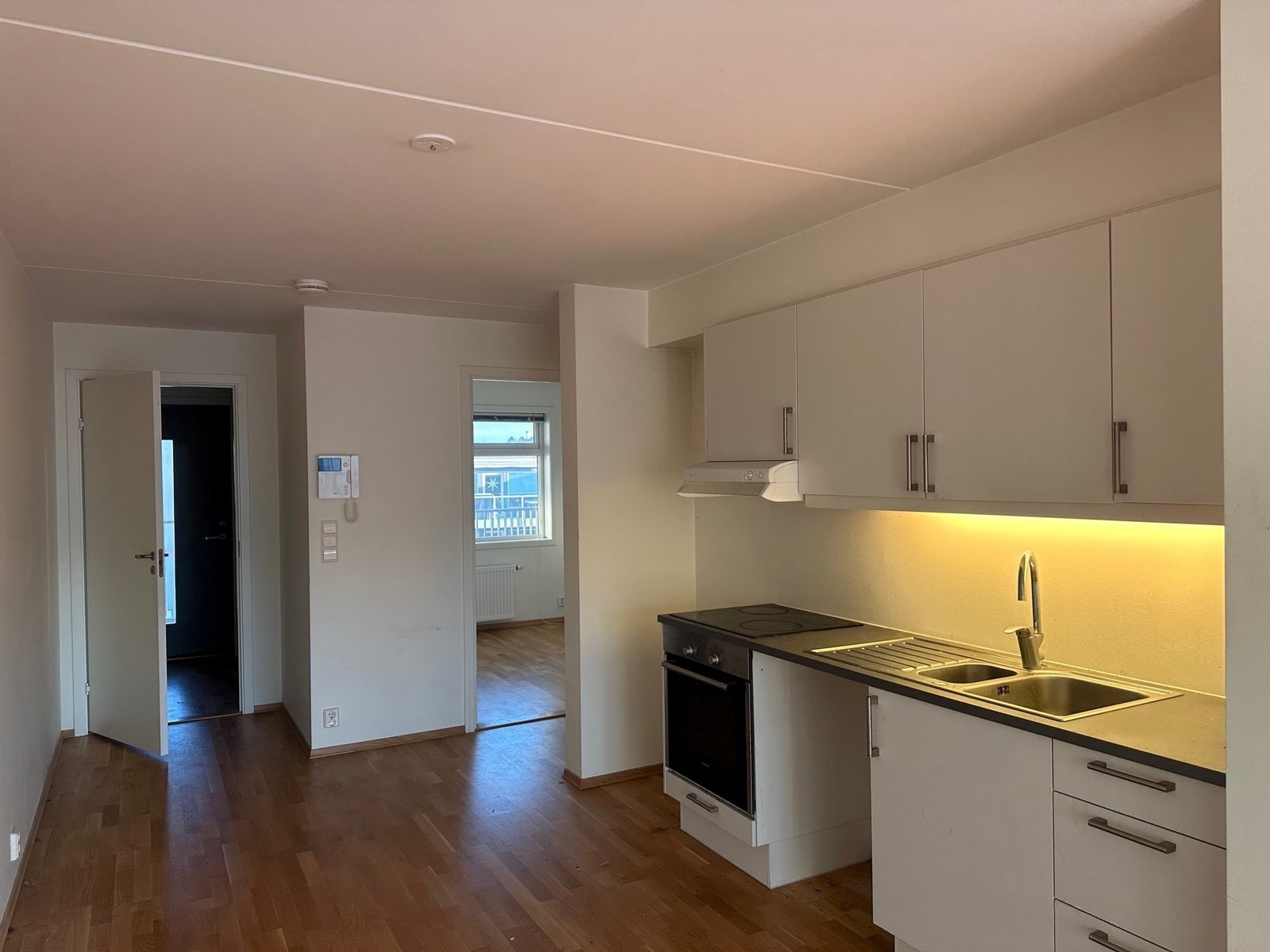 Åpen kjøkkenløsning. Det er satt inn hvitevarer. Galleribilde