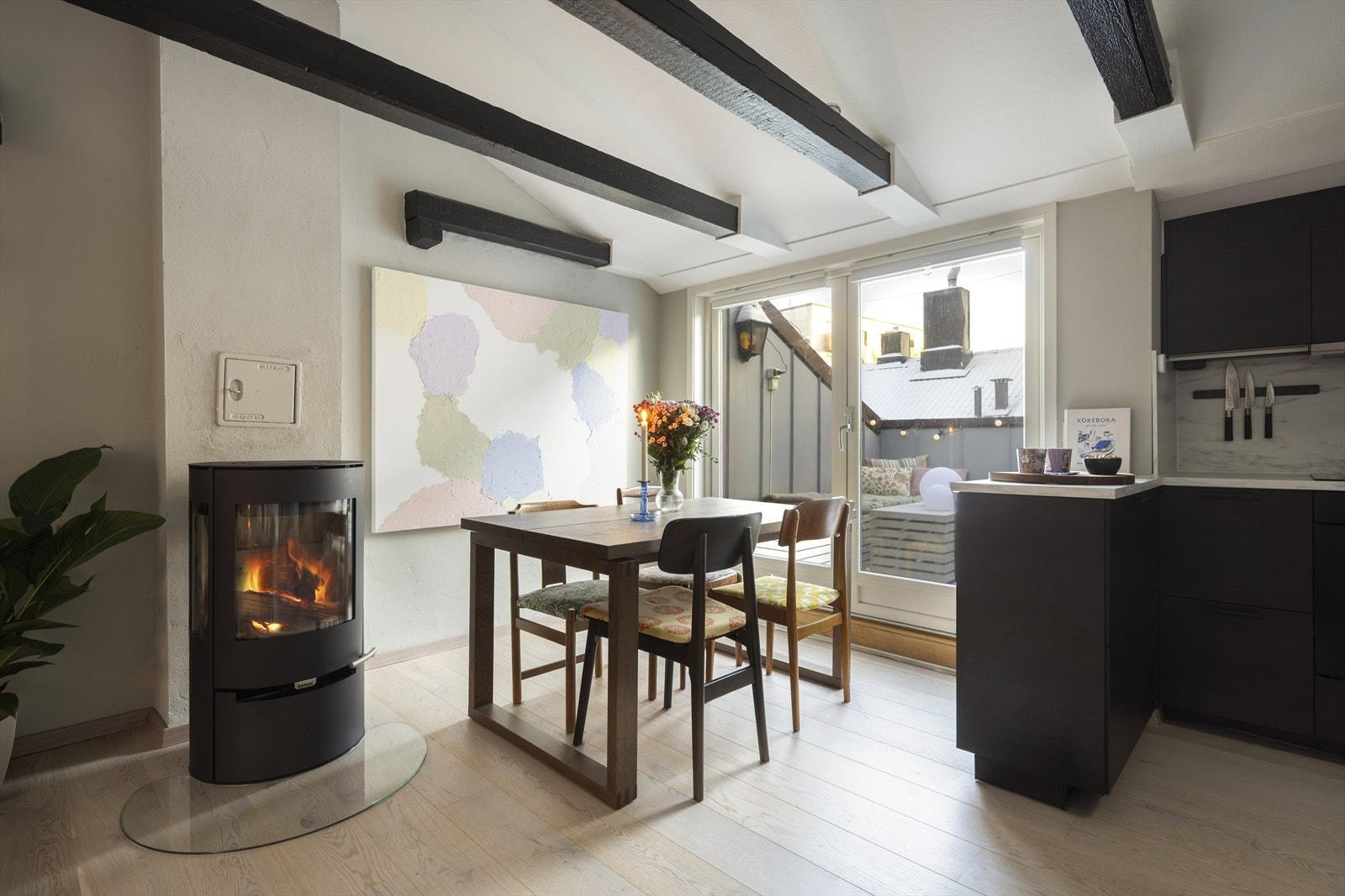 God plass til spisebord for hyggelige måltider med venner og familie. Galleribilde