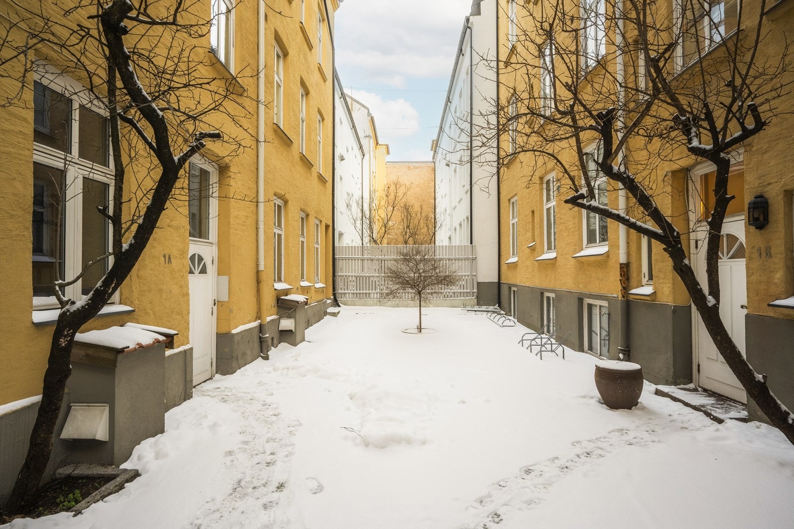 Bakgård. Galleribilde