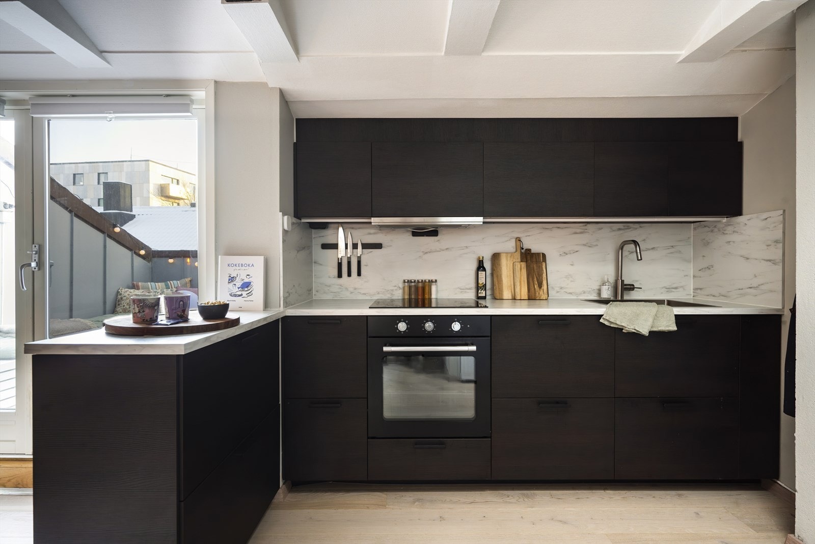 Stilsikkert og moderne kjøkken fra 2023 med glatte fronter og laminat benkeplate med nedfelt vask. Galleribilde