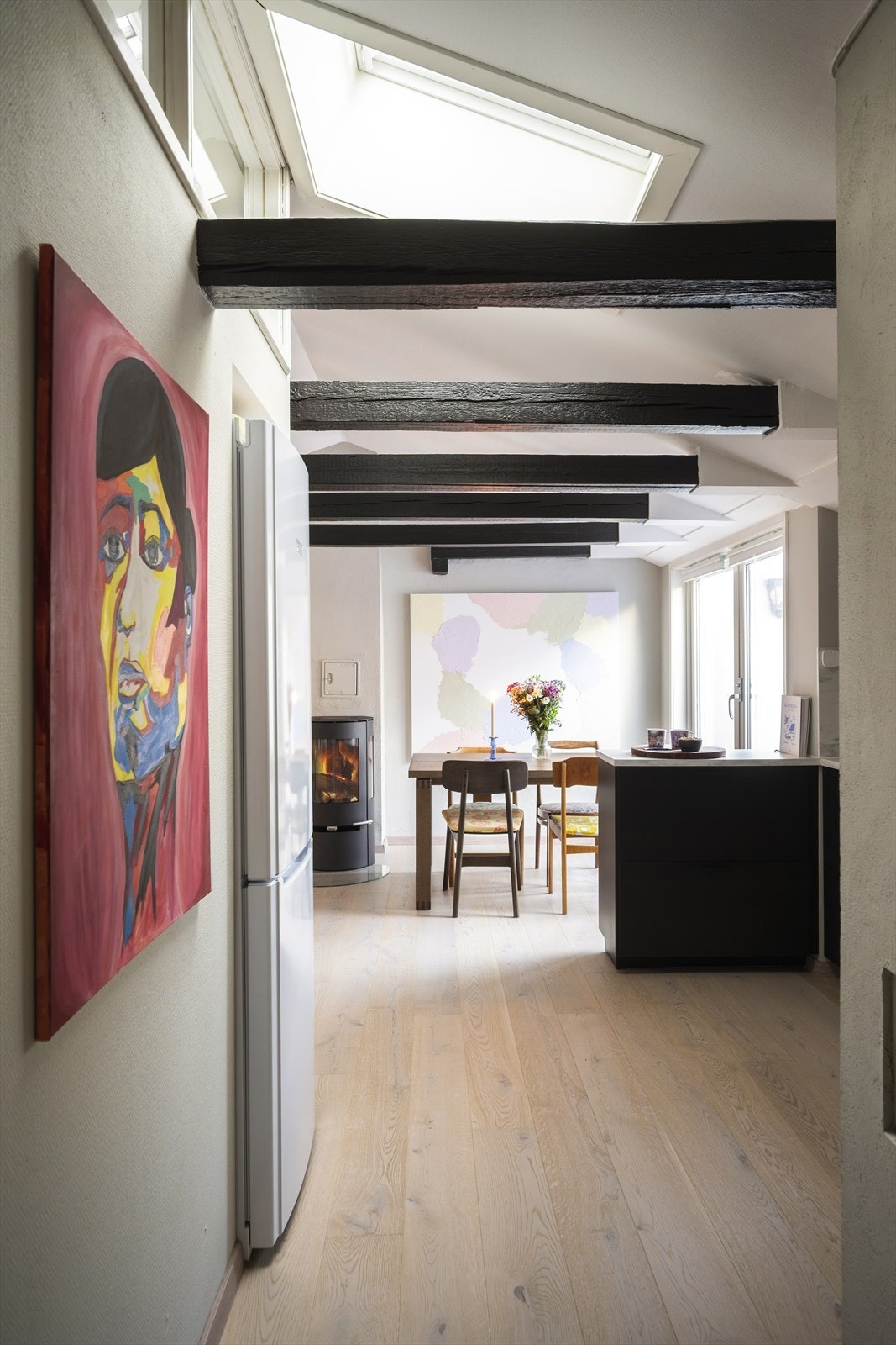 Oppholdsrommet preges av flotte takbjelker. Galleribilde