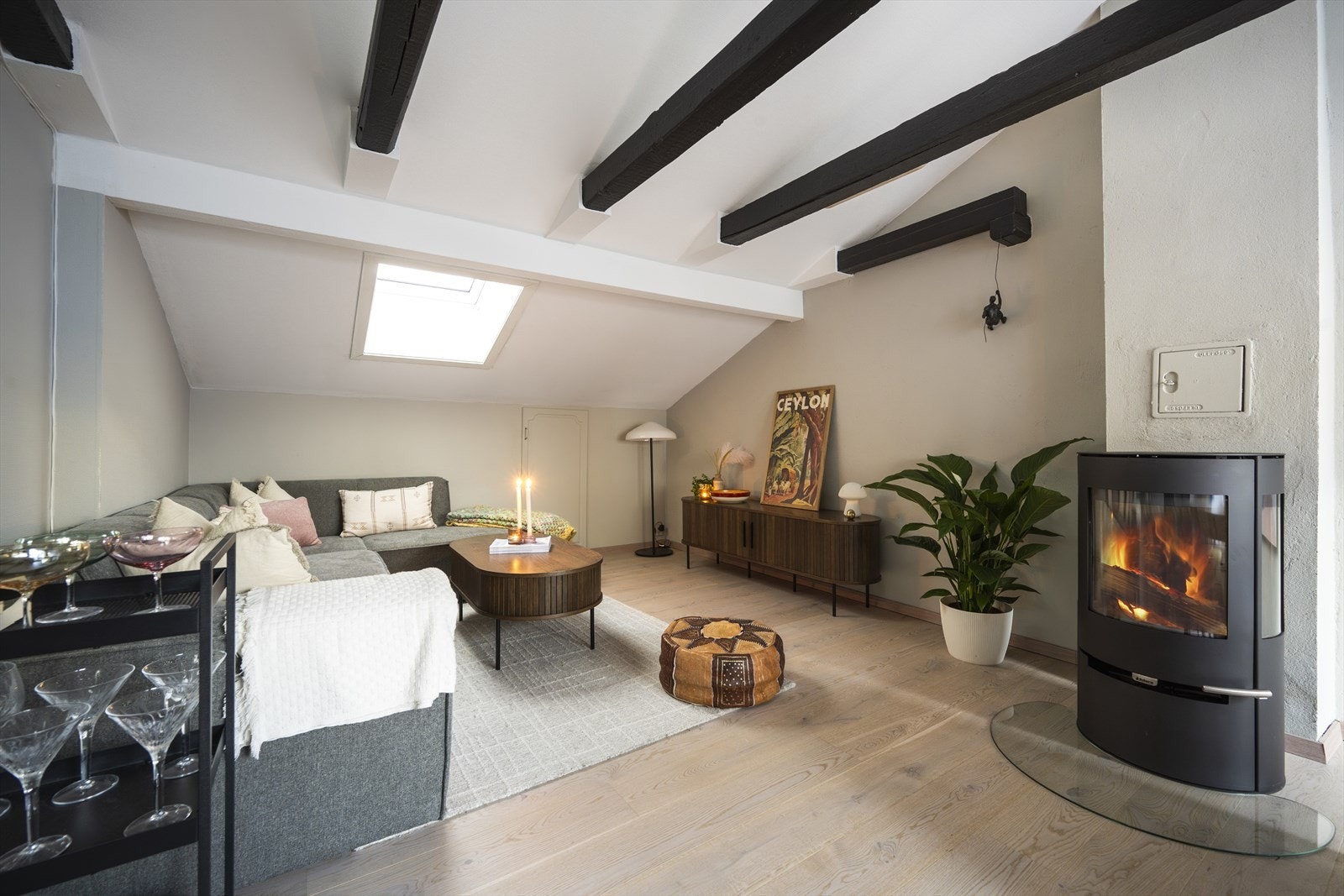 Rommet har nyere enstavsparkett lagt i 2023. Galleribilde