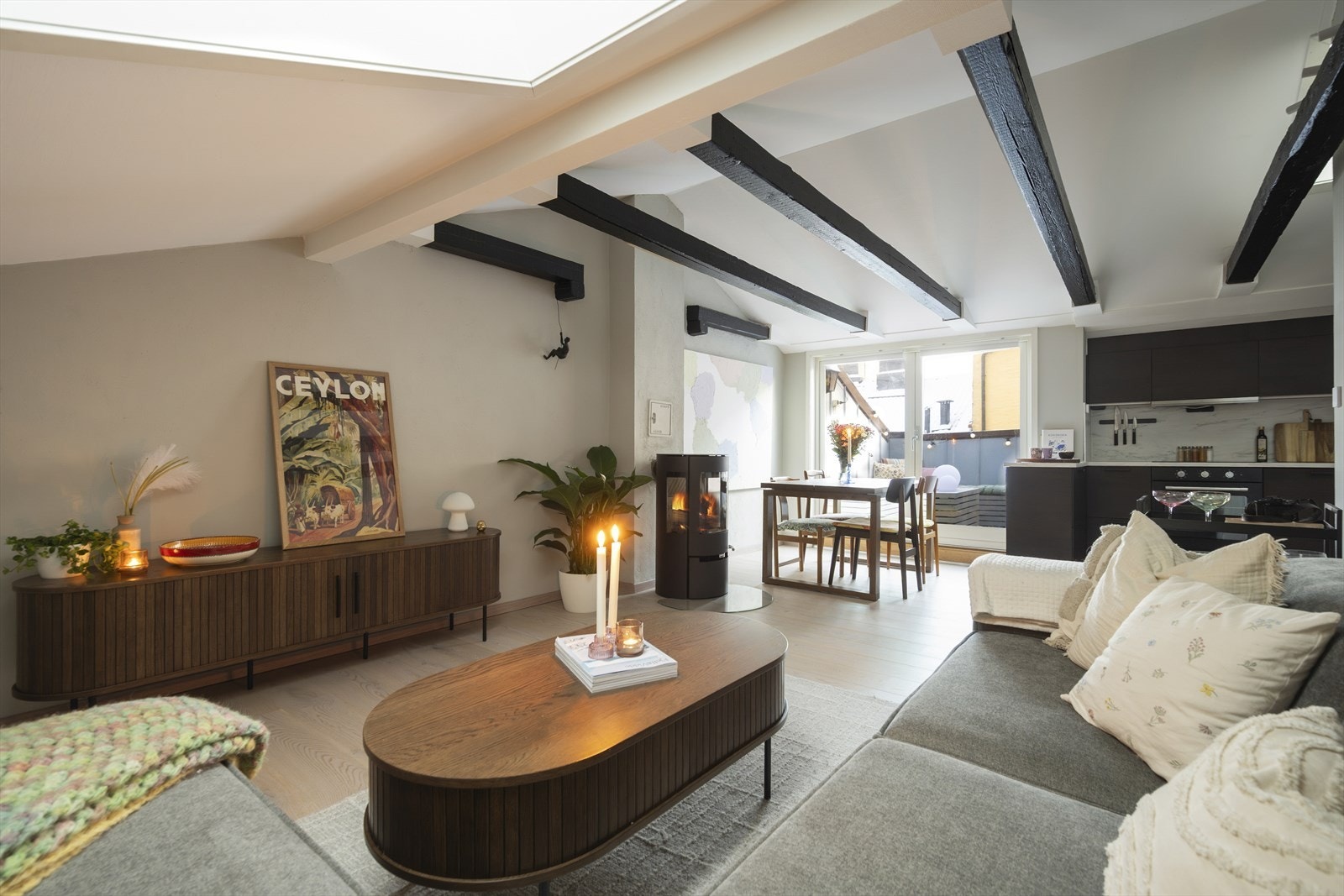 Her får du store vindusflater som slipper inn rikelig med lys og skaper en god atmosfære i rommet. Galleribilde