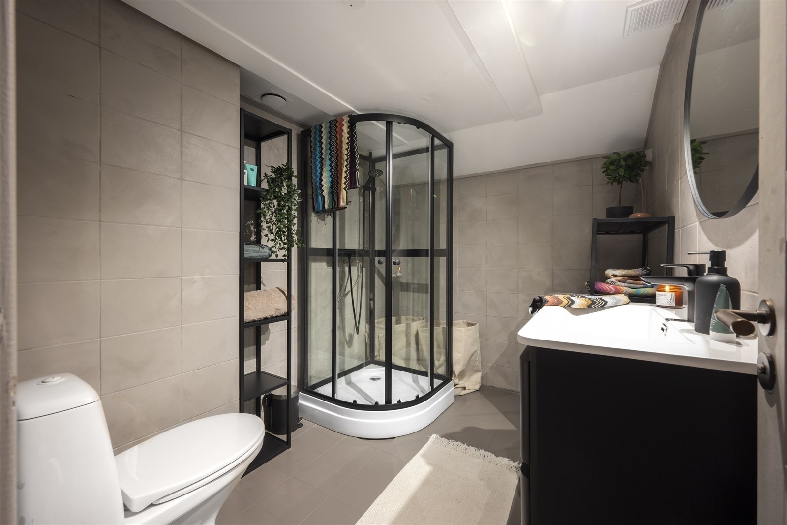 Eldre baderom som er oppgradert med ny baderomsinnredning og nytt dusjkabinett fra 2023. Galleribilde