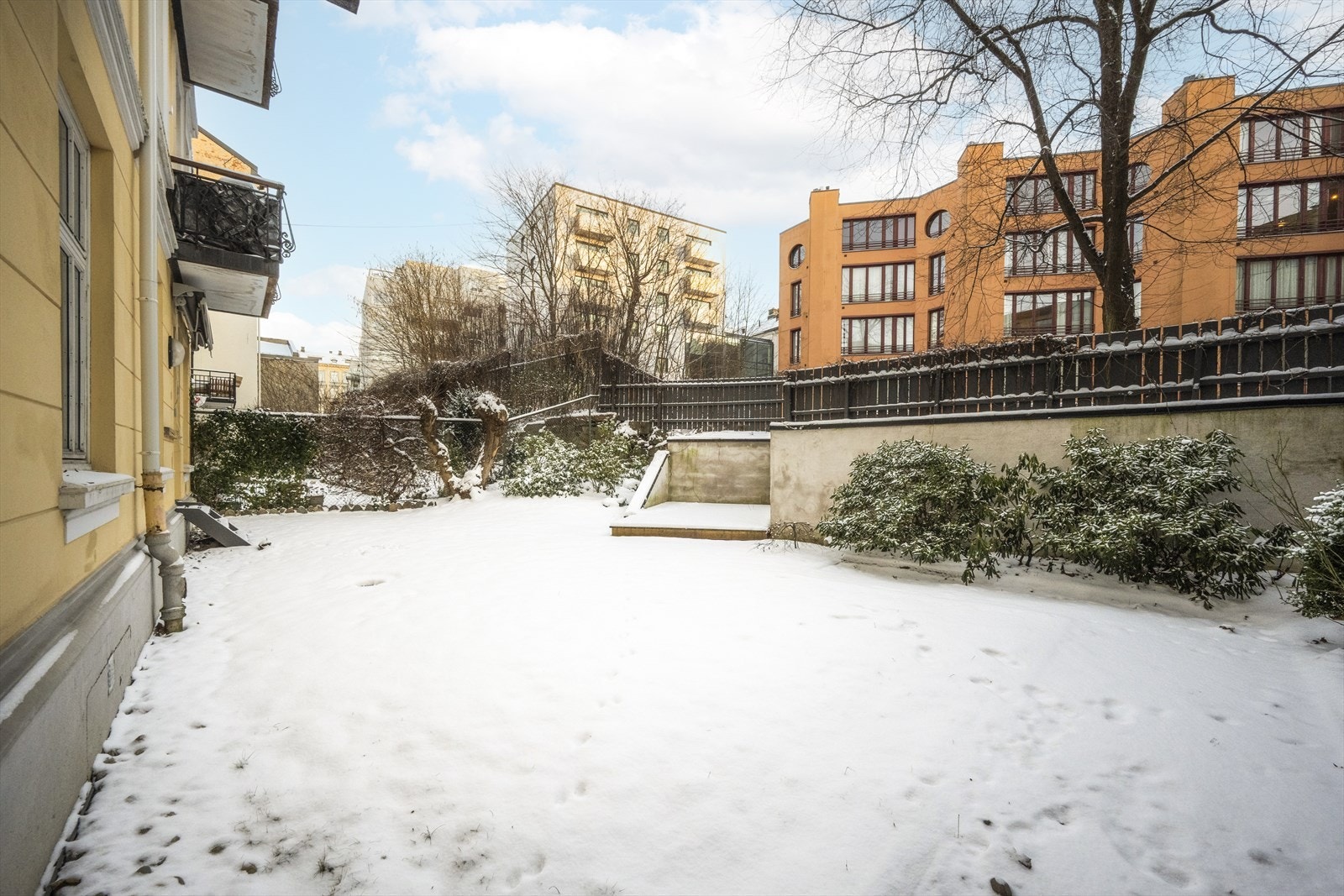 Bakgård. Galleribilde