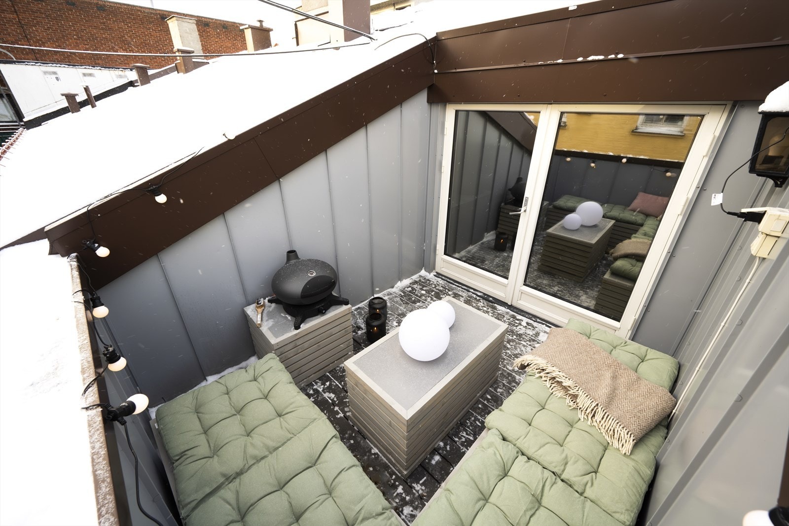 Terrassen vender mot en rolig bakgård og oppleves som en forlengelse av stuen - et ideelt sted å nyte lange dager i solen. Galleribilde