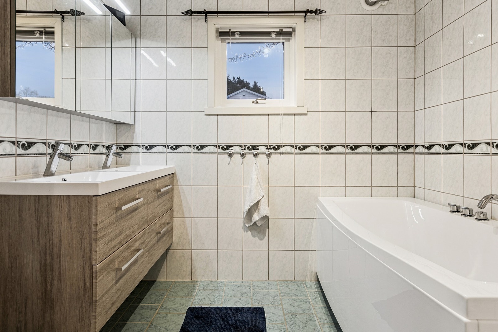 Bad med badekar i hoveddelen. Galleribilde