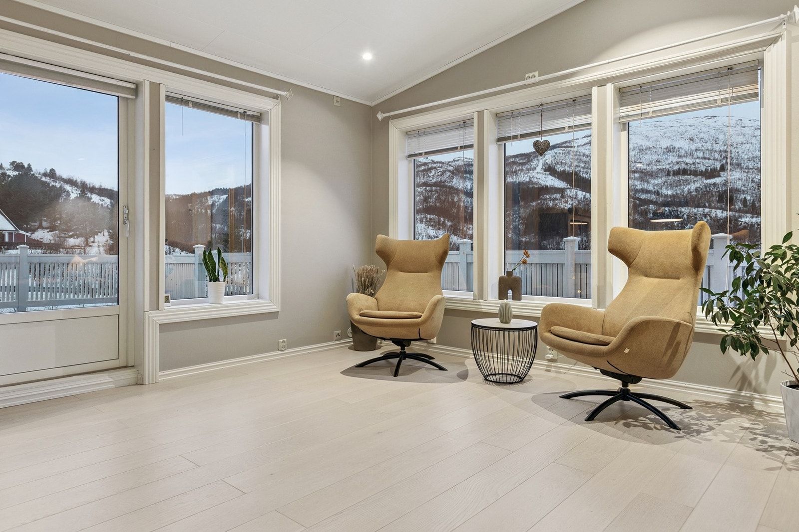 Store vinduer som gir gode lysforhold - utgang til veranda. Galleribilde