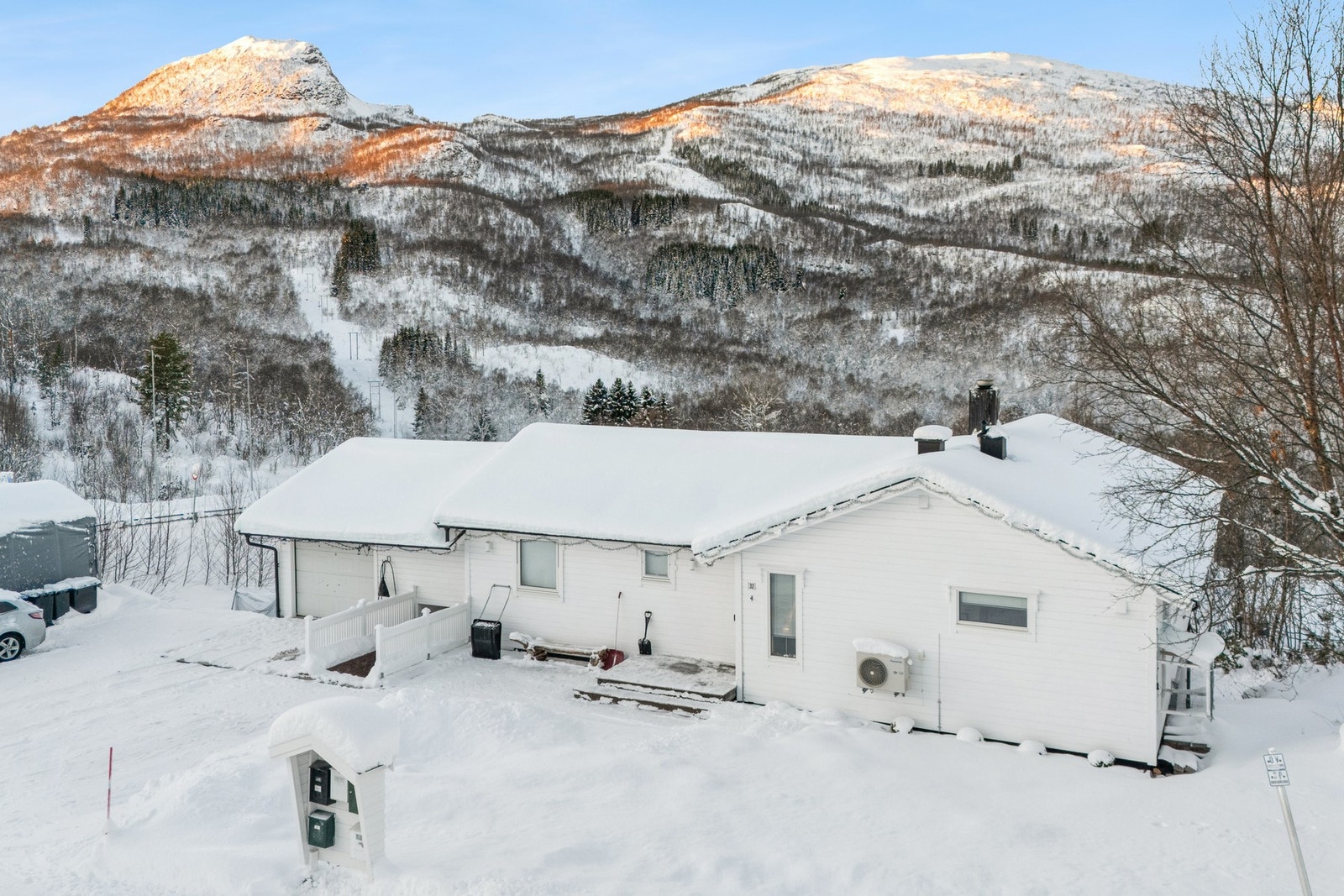 Du bor i umiddelbar nærhet til populære turområder, kollektivtransport (like ved boligen). Galleribilde