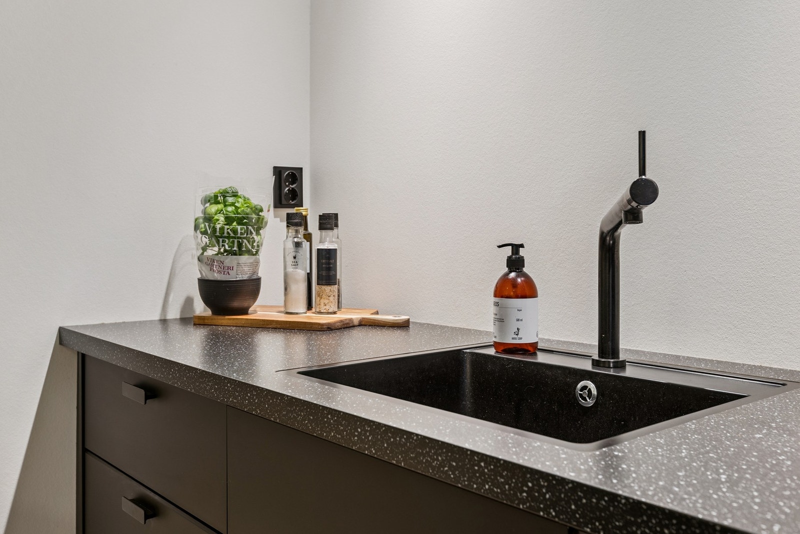 Moderne løsning med underlimt vask. Galleribilde