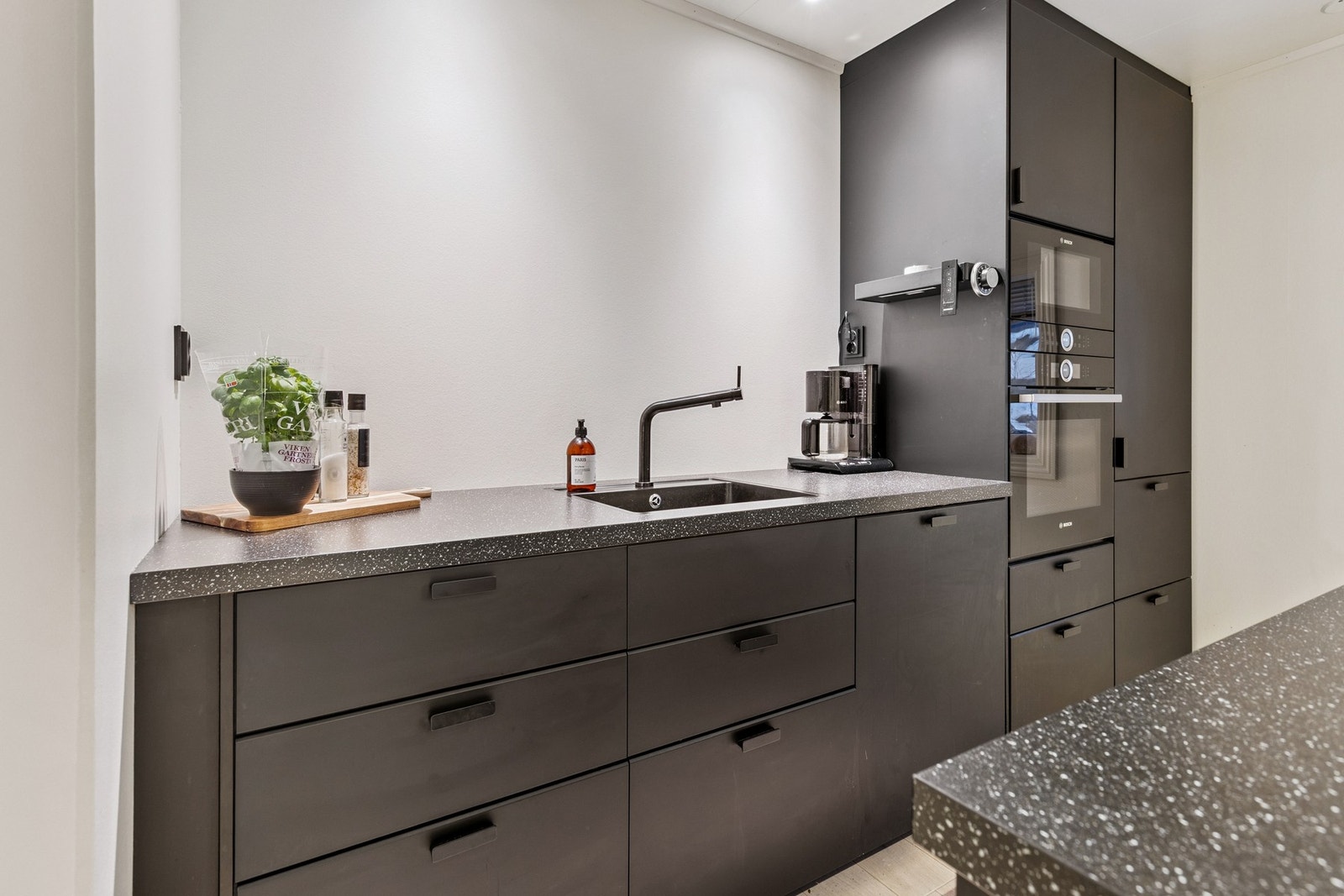 Kjøkkeninnredningen er godt utstyrt med integrerte hvitevarer. Galleribilde