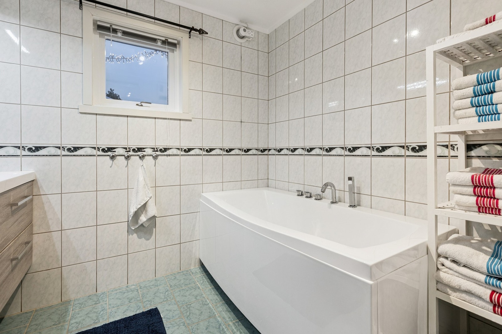 Fin løsning med badekar og toalett på hovedbad. Galleribilde