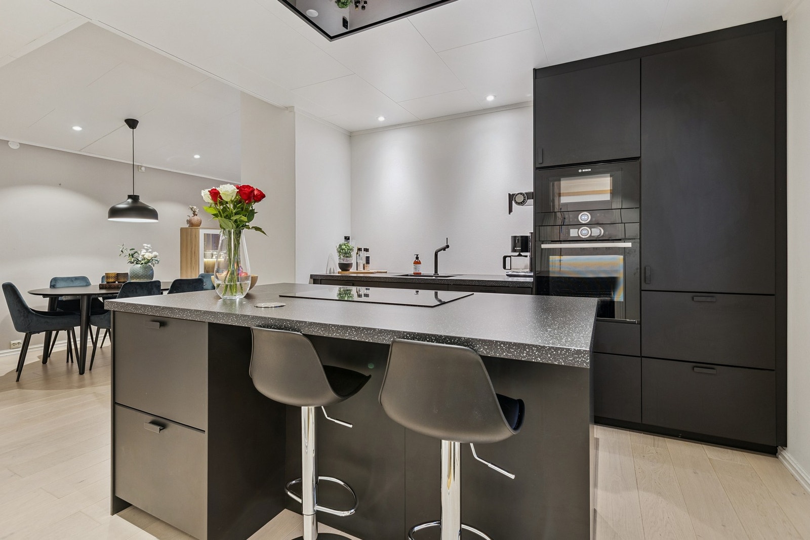 Kjøkkenøy med nedfelt platetopp og sitteplasser. Galleribilde