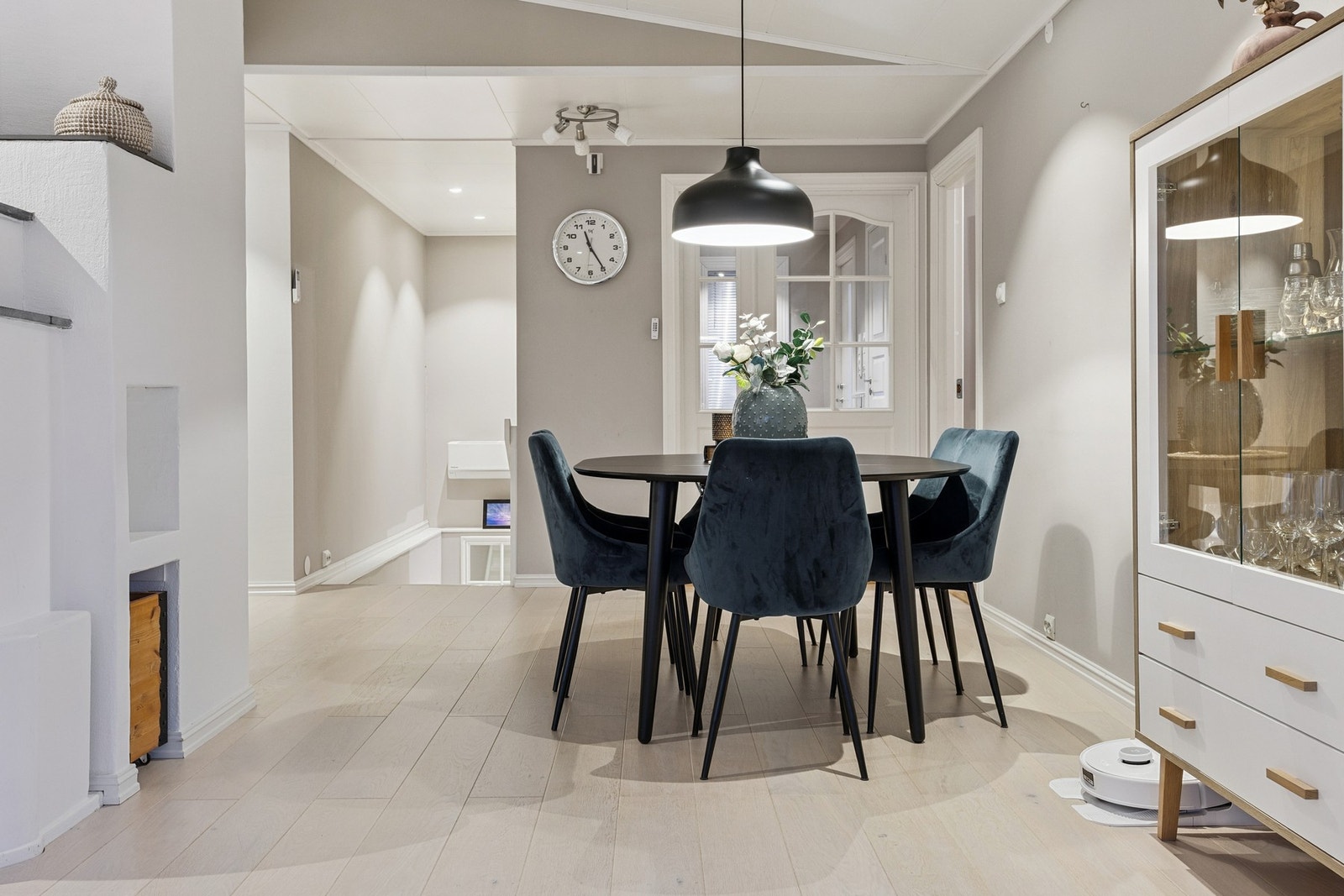 Spisestue med adkomst til underetasje via trapp. Galleribilde