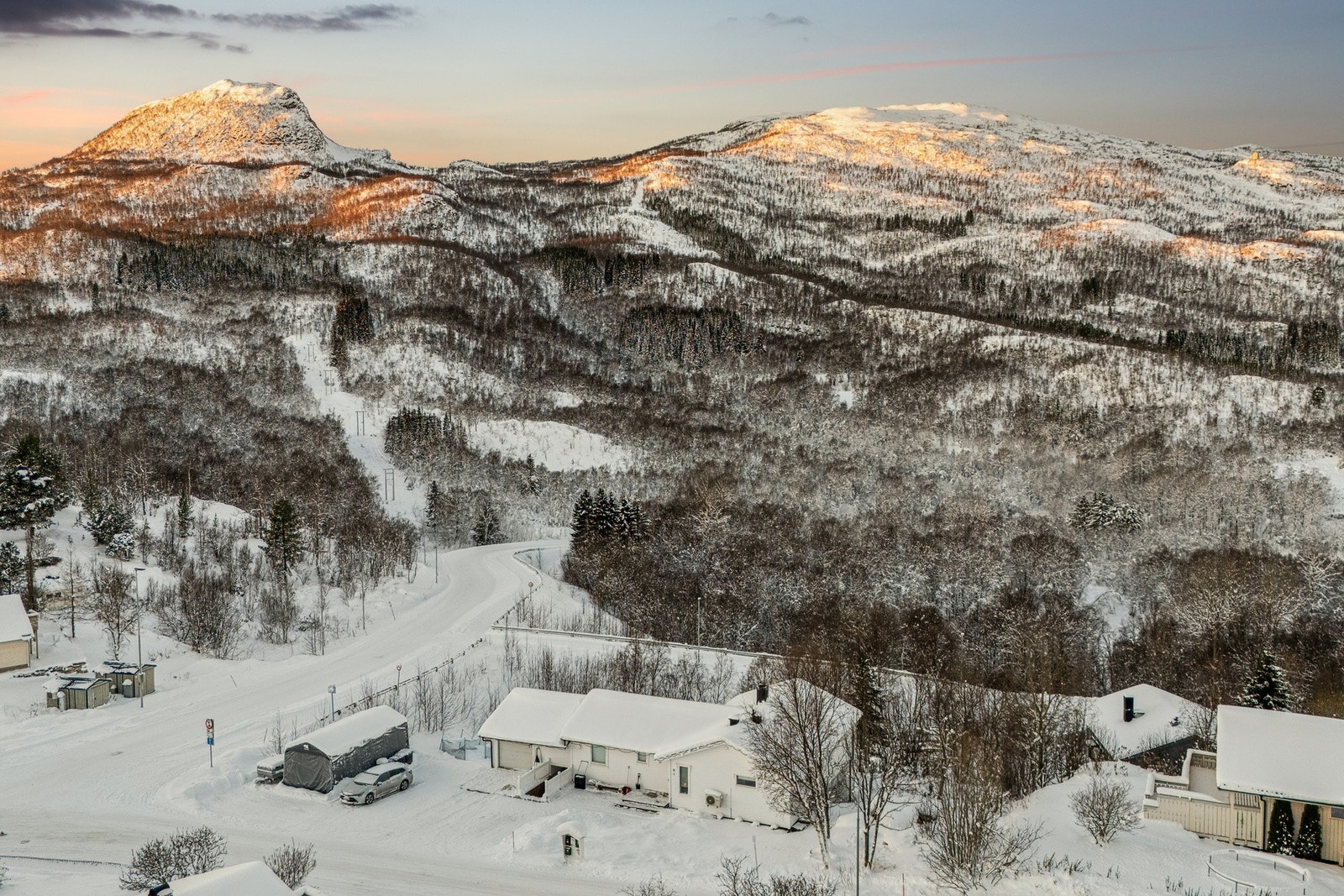 Flott beliggenhet i området. Meget solrikt og barnevennlig. Galleribilde