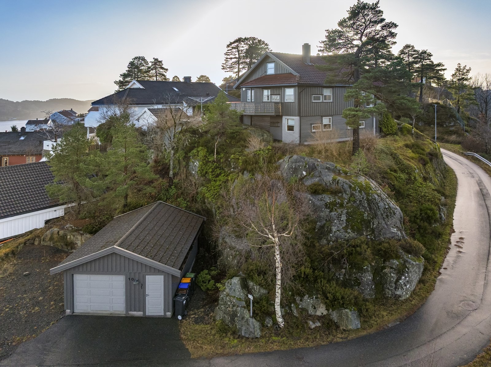 Eiendommen har også tilhørende garasje, i bunnen av bakken mot nordøst, hvor det også er gruset plass for parkering eller båtopplag. Galleribilde