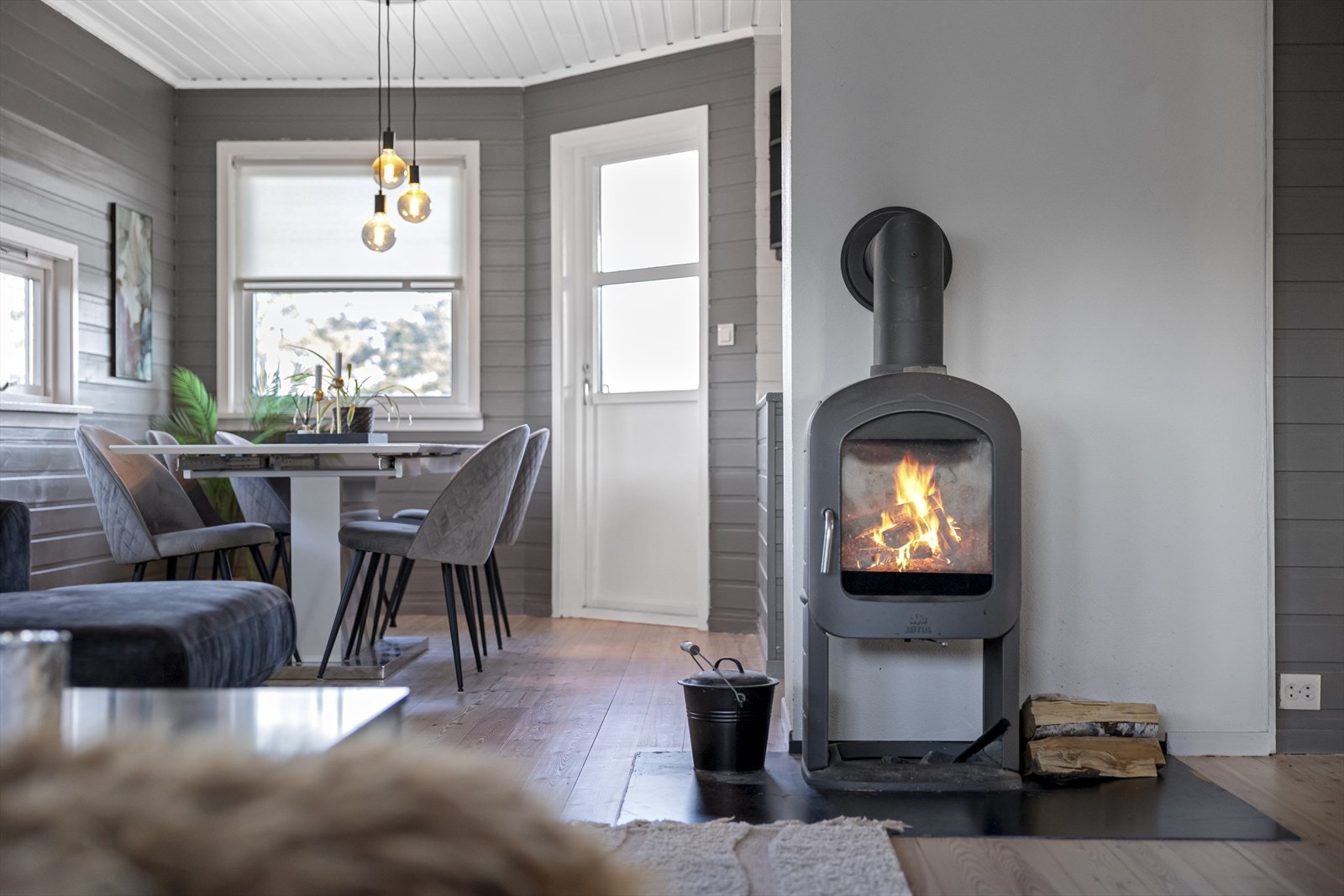 Stue / kjøkken - Peisovn og varmepumpe installert. Galleribilde