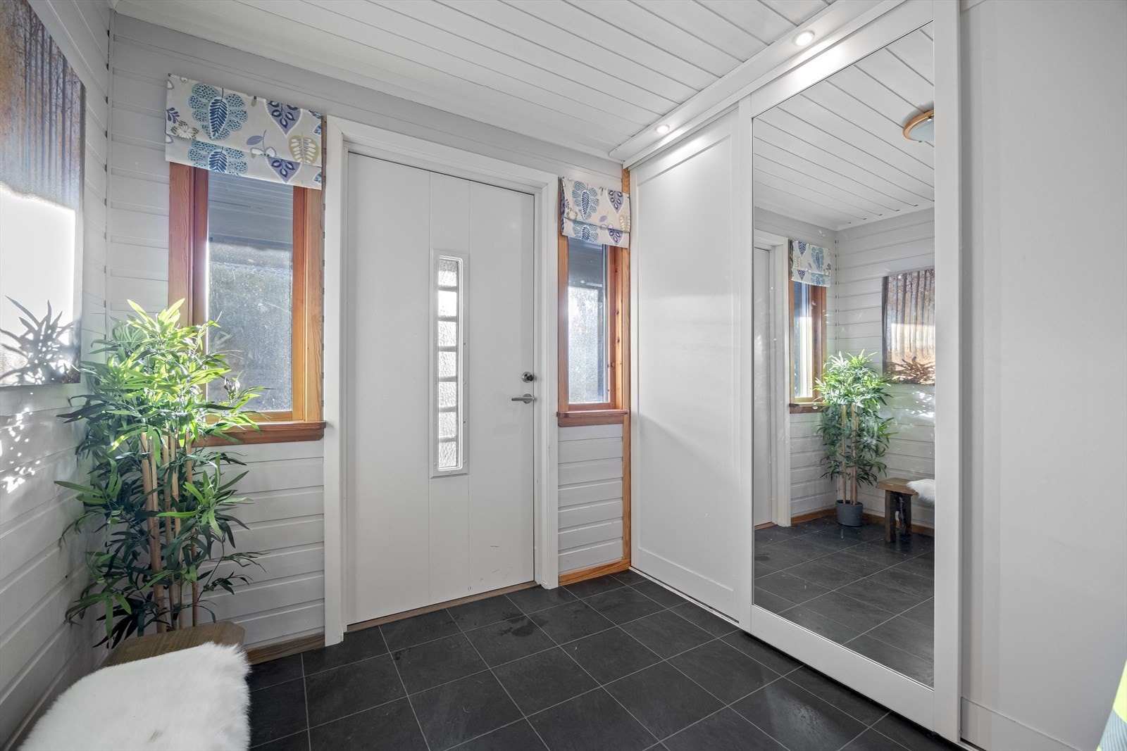 Vindfang med garderobeløsning. Galleribilde