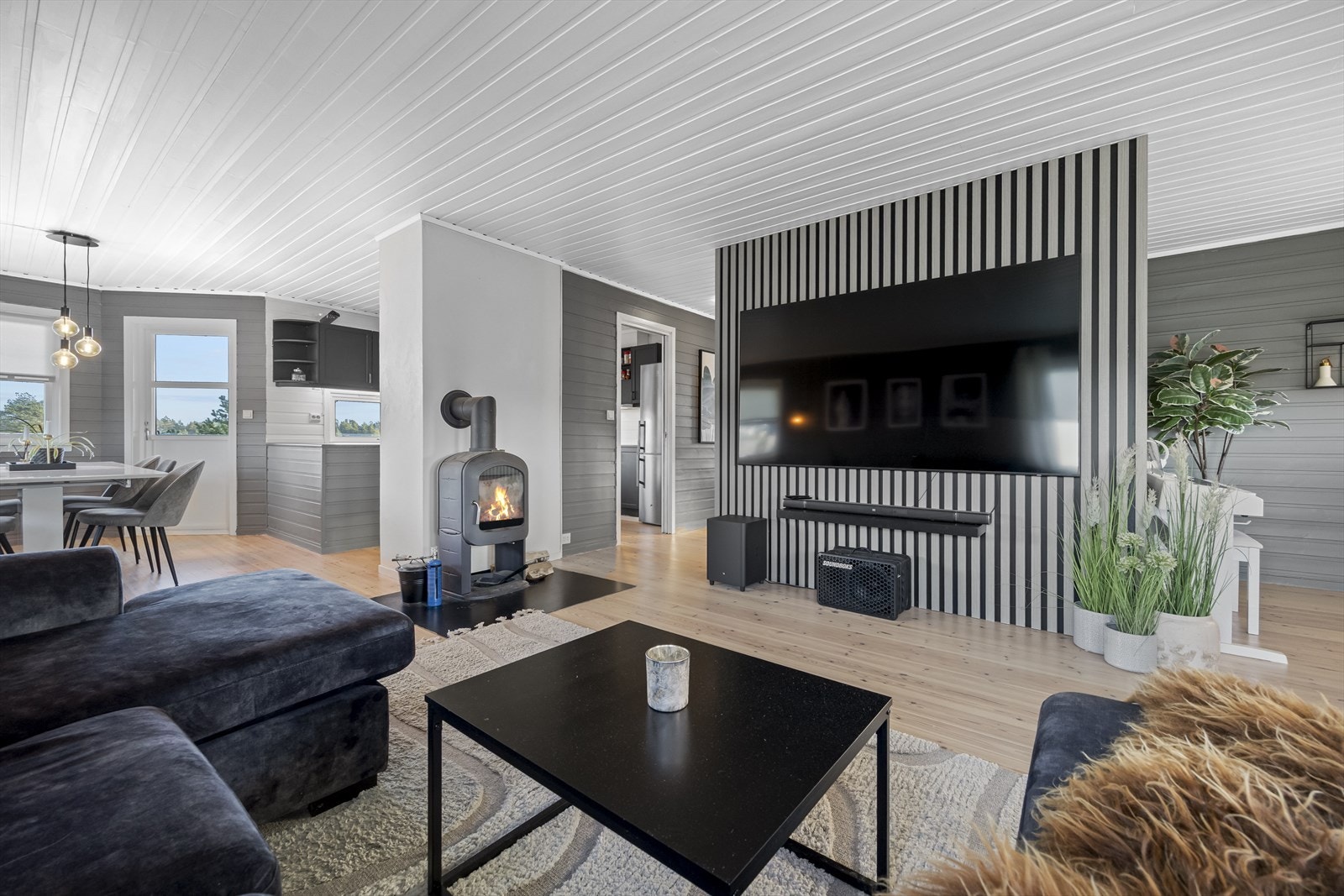 Stue med dels åpen løsning og mye naturlig lys. Galleribilde