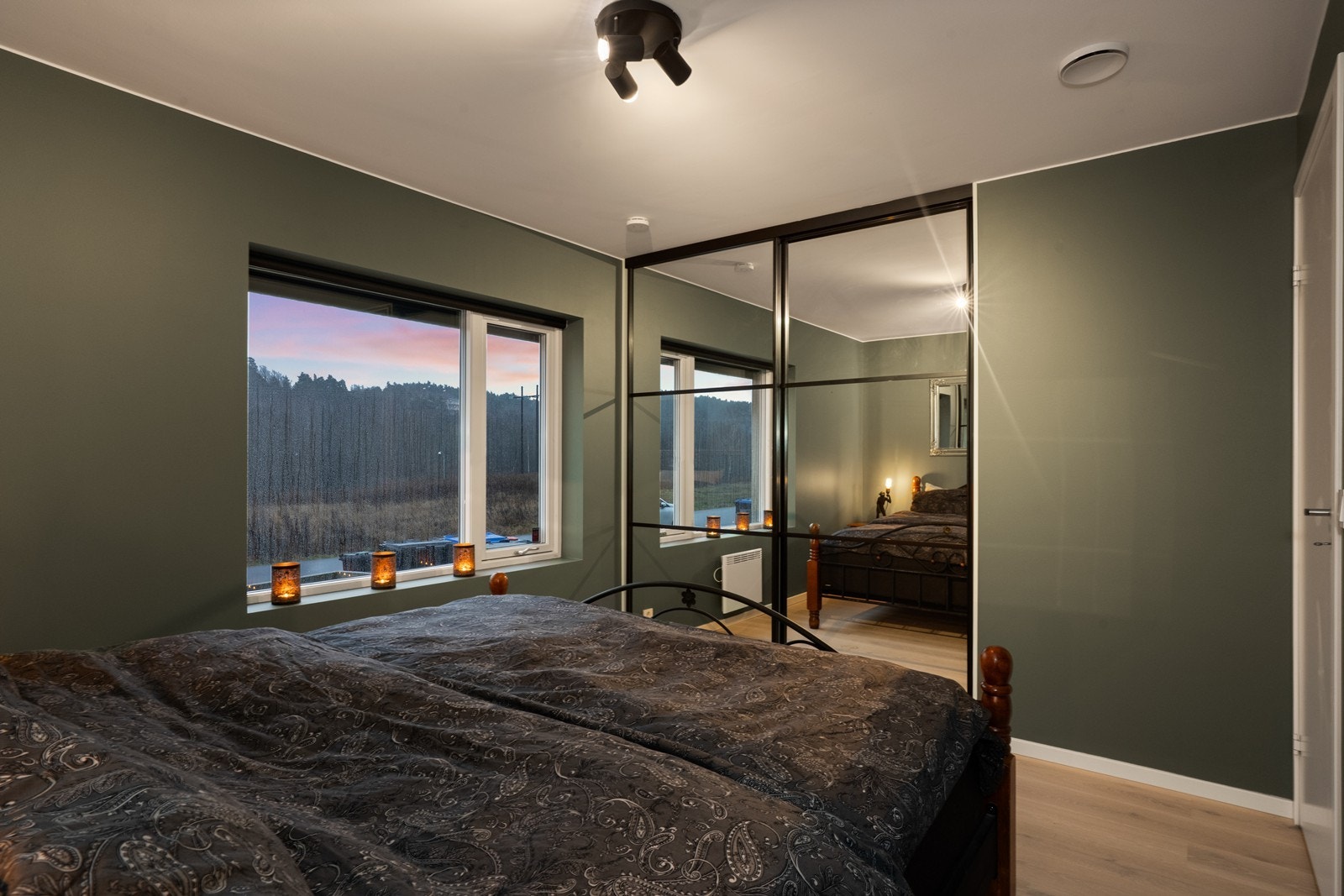 En stor garderobeløsning med speilfronter gir rikelig med oppbevaringsplass. Galleribilde