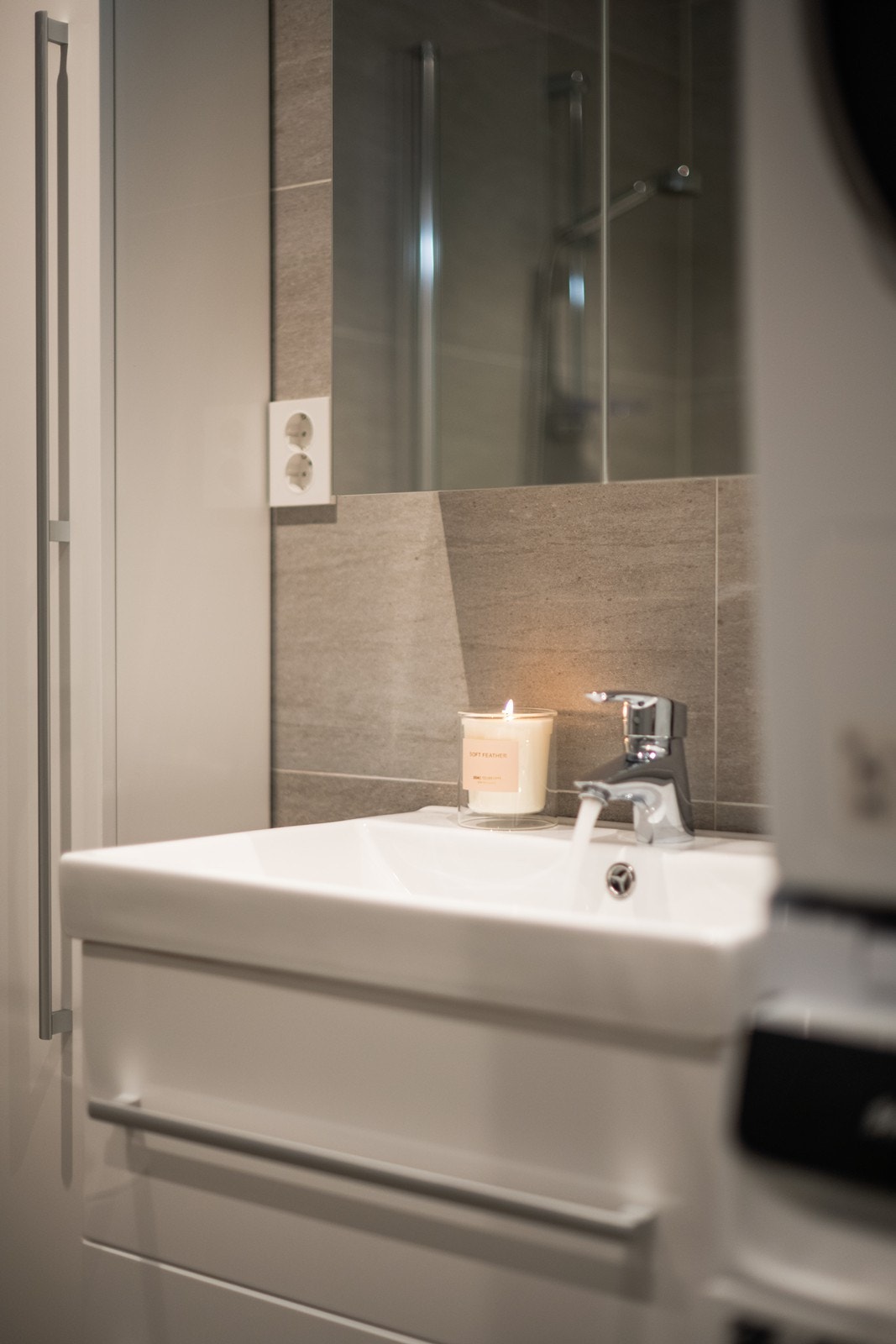 Innredningen inkluderer speilskap med integrert belysning. Galleribilde