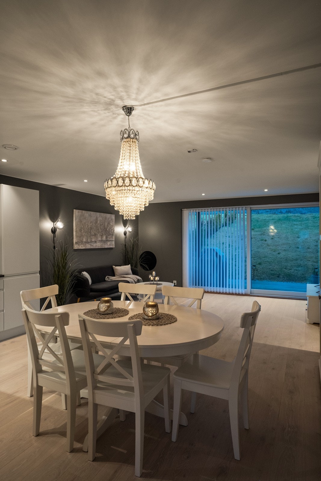 Koselig i kveldsbelysning. Galleribilde