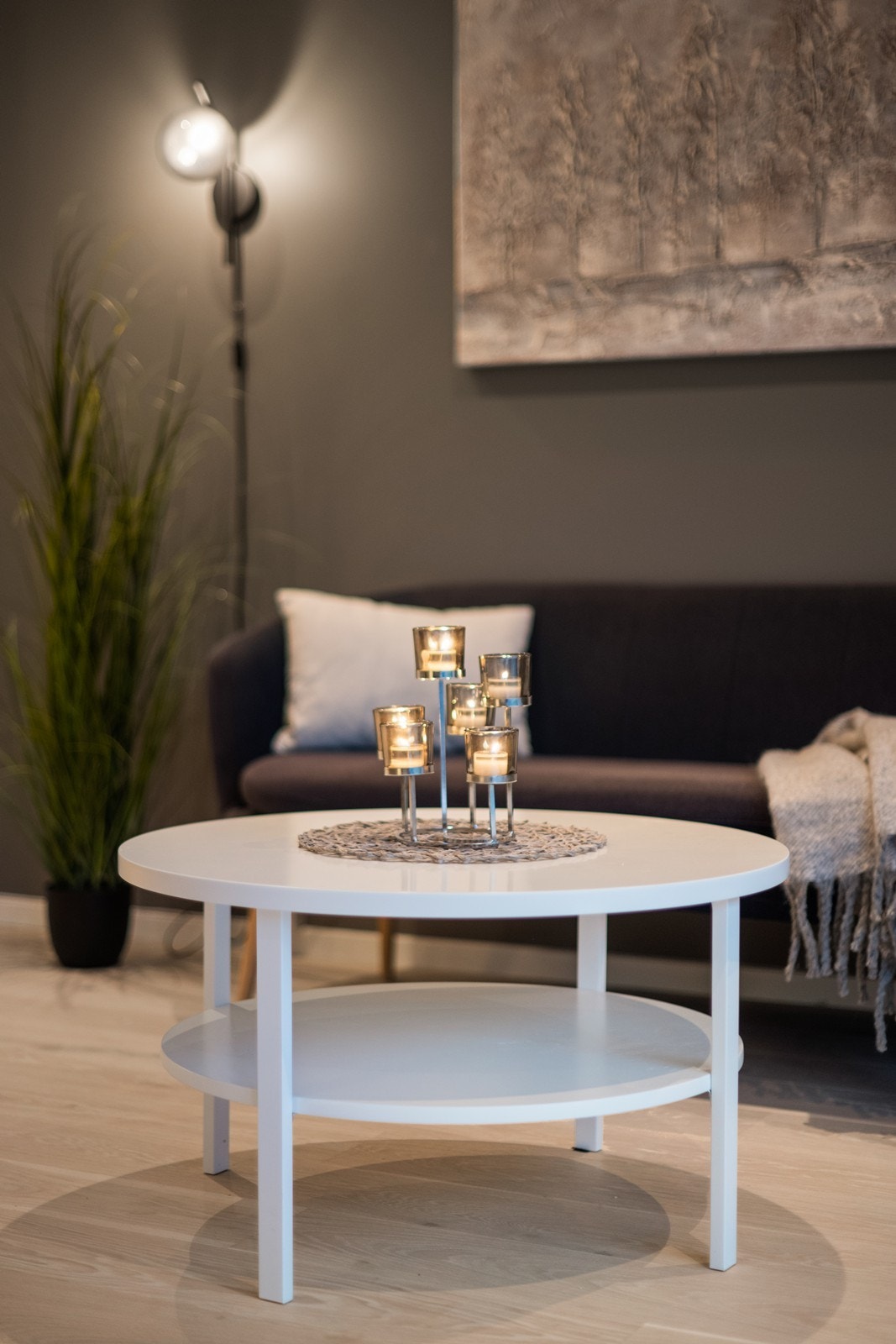 Mørke kontrastvegger gir rommet karakter og dybde. Galleribilde