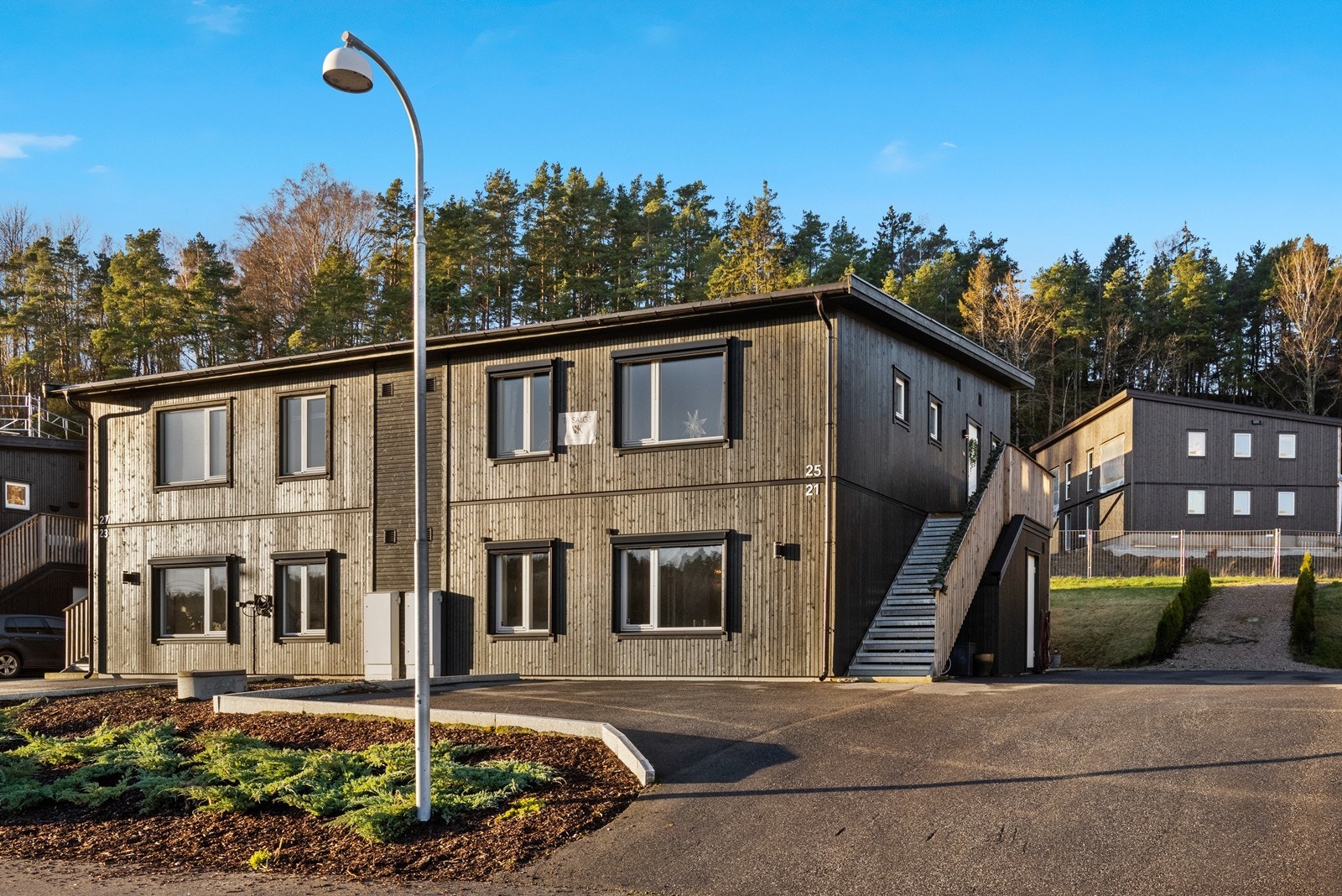 Asfaltert gårdsplass med tilhørende parkeringsmuligheter. Galleribilde