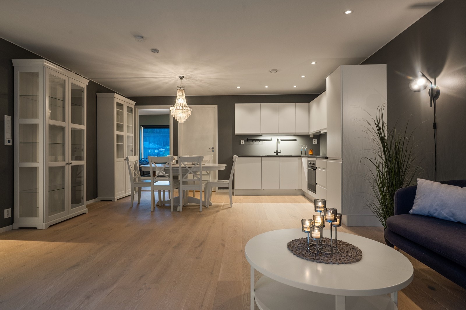 Leiligheten har en arealeffektiv planløsning, med en åpen stue- kjøkkenløsning, som gir en luftig atmosfære. Galleribilde