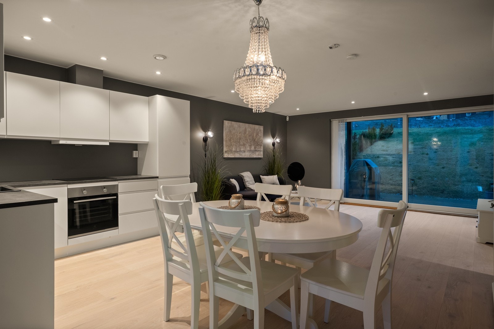 Den brede skyvedøren i glass visker ut skillet mellom inne og ute, på varme dager. Galleribilde