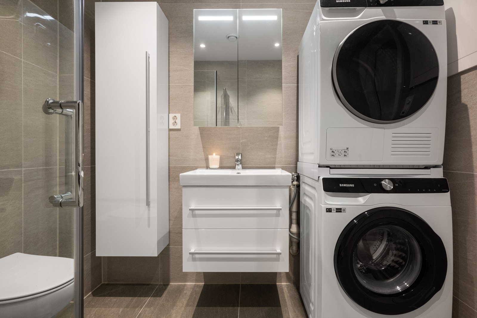 Delikat, helfliset bad med moderne innredning og varme i gulvet. Galleribilde