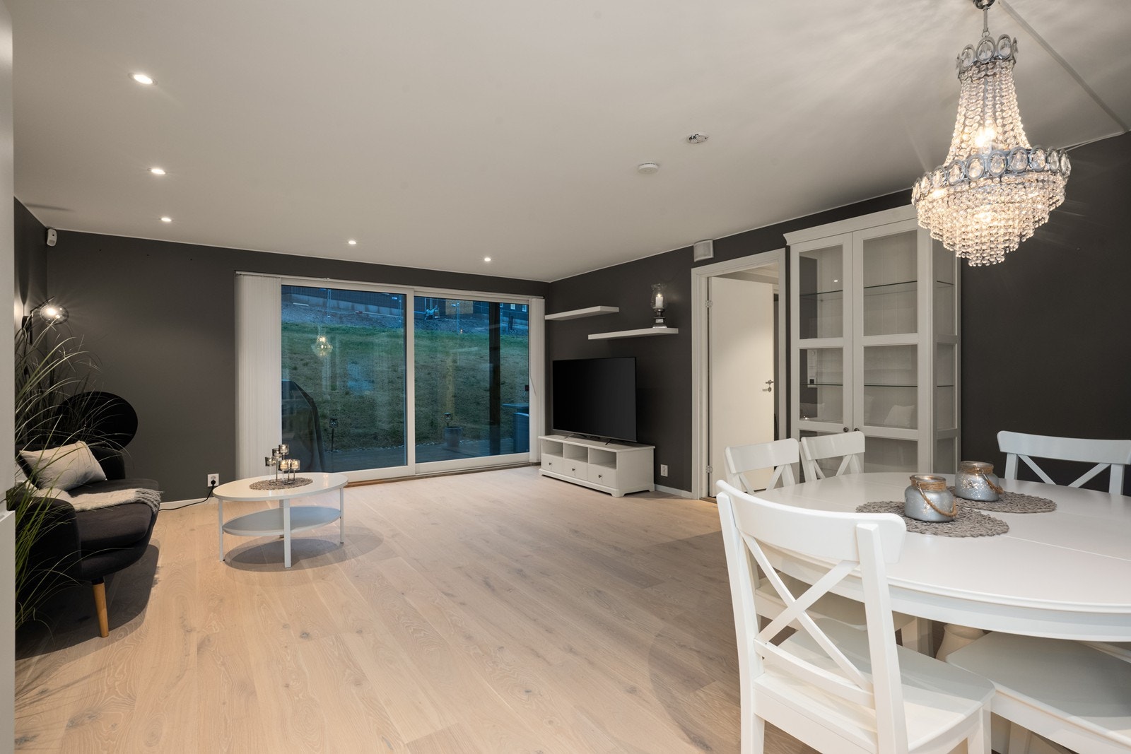 Utsyn mot terrassen og grøntområdet fra stuen. Galleribilde