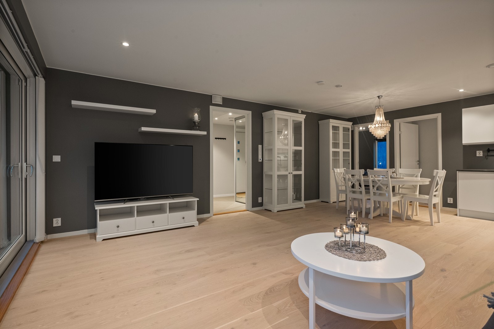 En åpen og sosial planløsning gir en luftig romfølelse og fleksible møbleringsmuligheter. Galleribilde