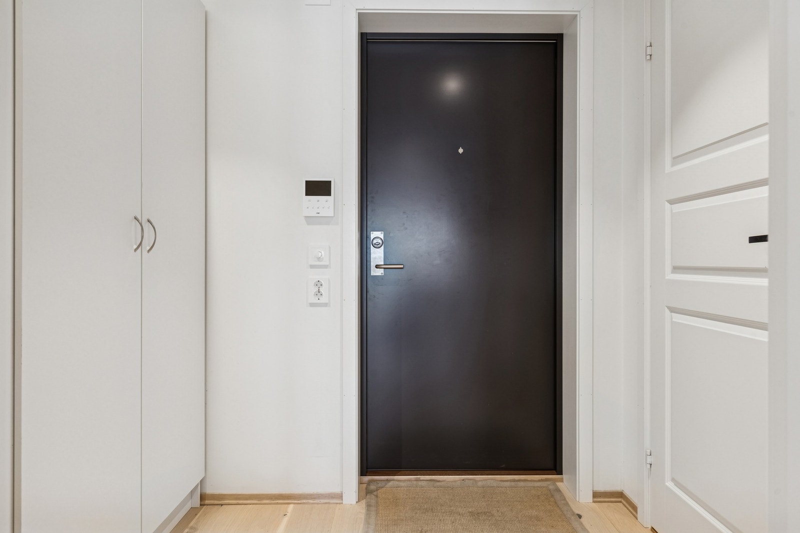 Leiligheten har en innbydende entré med god plass til yttertøy og sko. Galleribilde