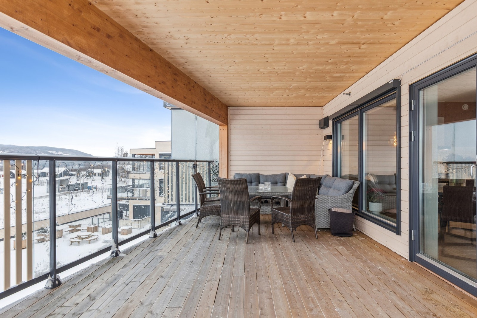 Balkongen har god plass til både sittegruppe og utemøbler, og gir flotte rammer for avslapning og sosiale sammenkomster i sommerhalvåret. Galleribilde