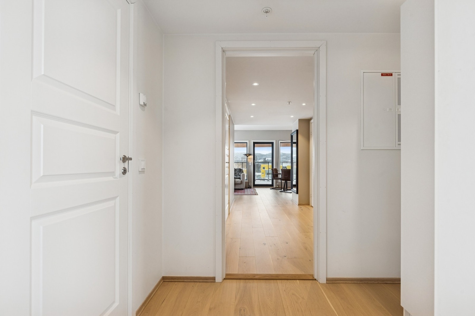 Her er det også muligheter for skyvedørsgarderobe. Praktisk planløsning gir en ryddig adkomst videre inn i boligen Galleribilde