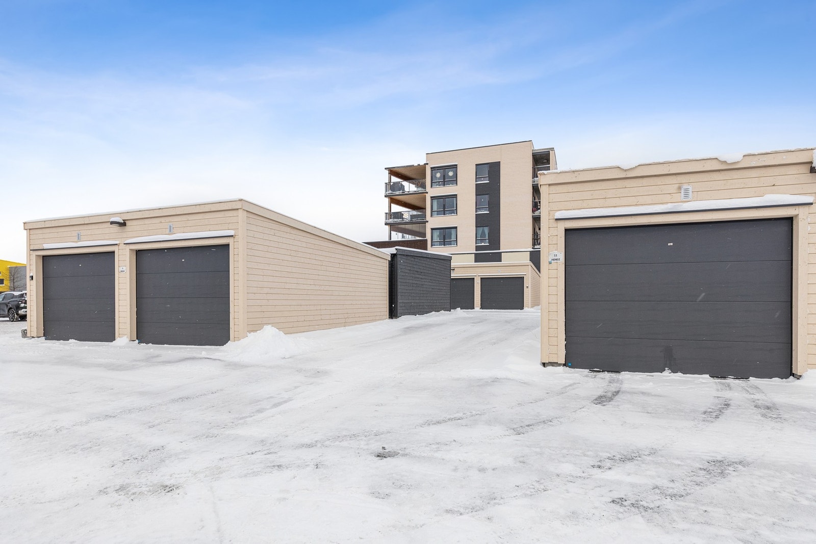 Leiligheten disponerer garasjeplass på 23 m2 i felles garasjerekke med klargjort opplegg for elbillader. Galleribilde