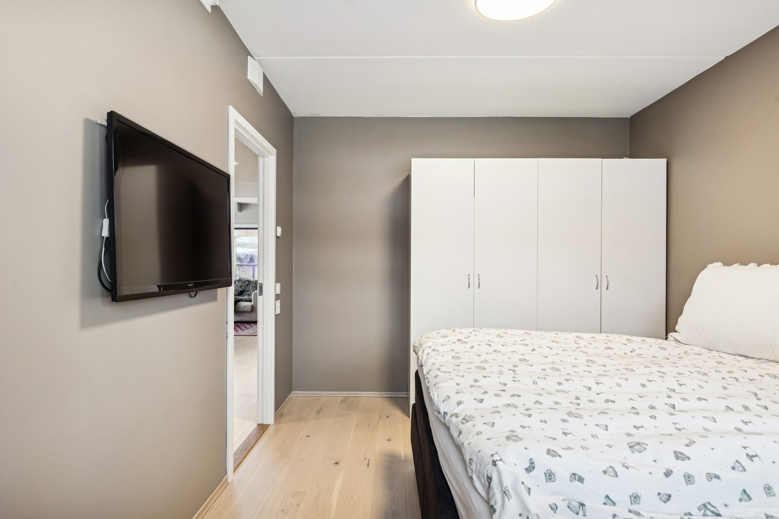 Hovedsoverommet har plass til dobbeltseng og garderobeløsning, og kan by på store vinduer som gir godt lysinnslipp. Galleribilde