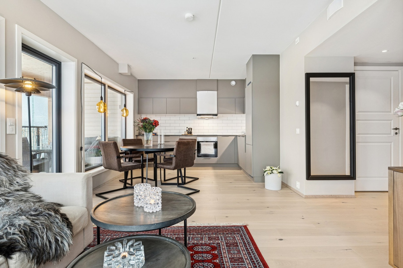 Stuen har god plass til både sofagruppe og spisestue løsning. Galleribilde