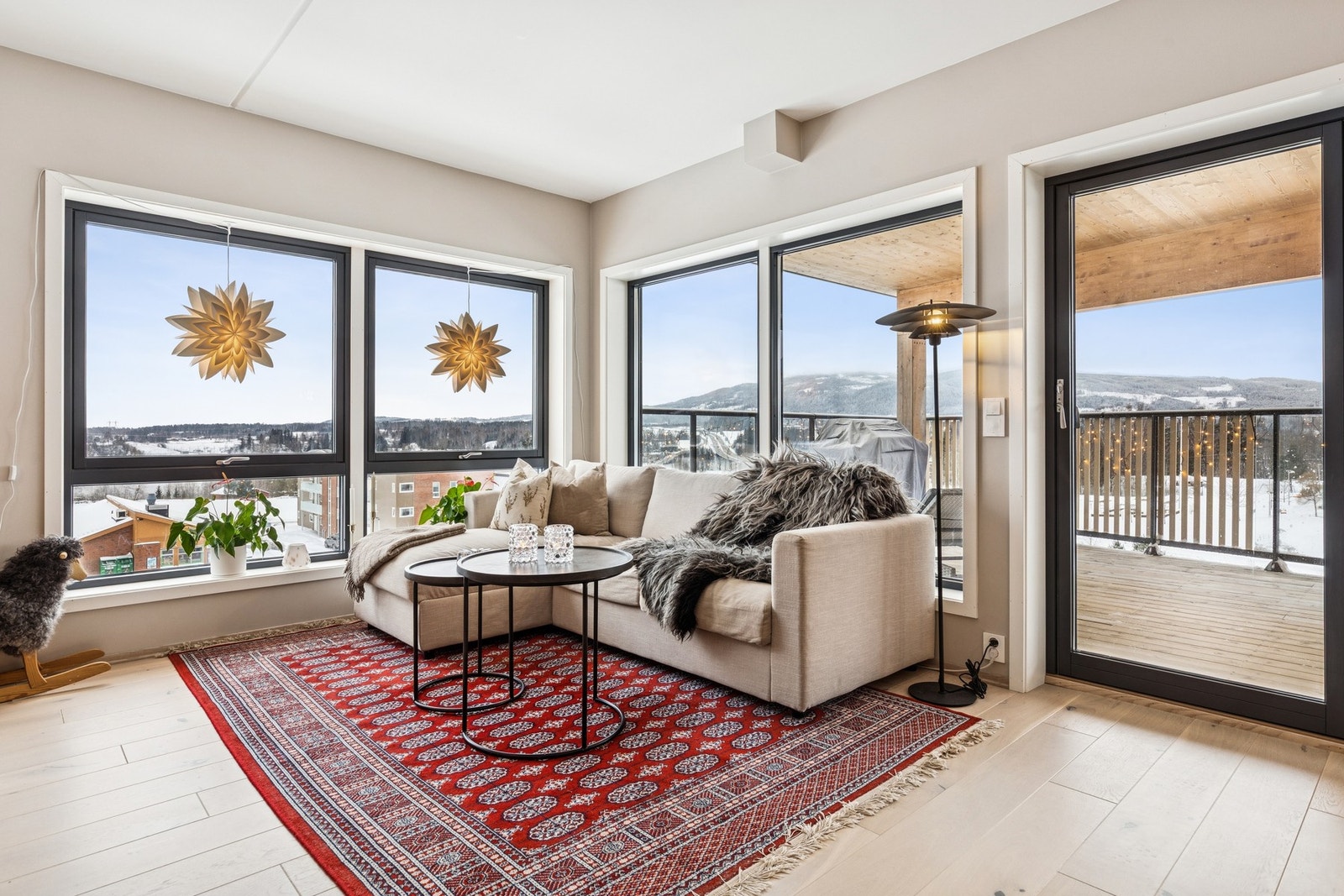 Stuen blir det naturlige samlingspunktet i denne leiligheten. Galleribilde